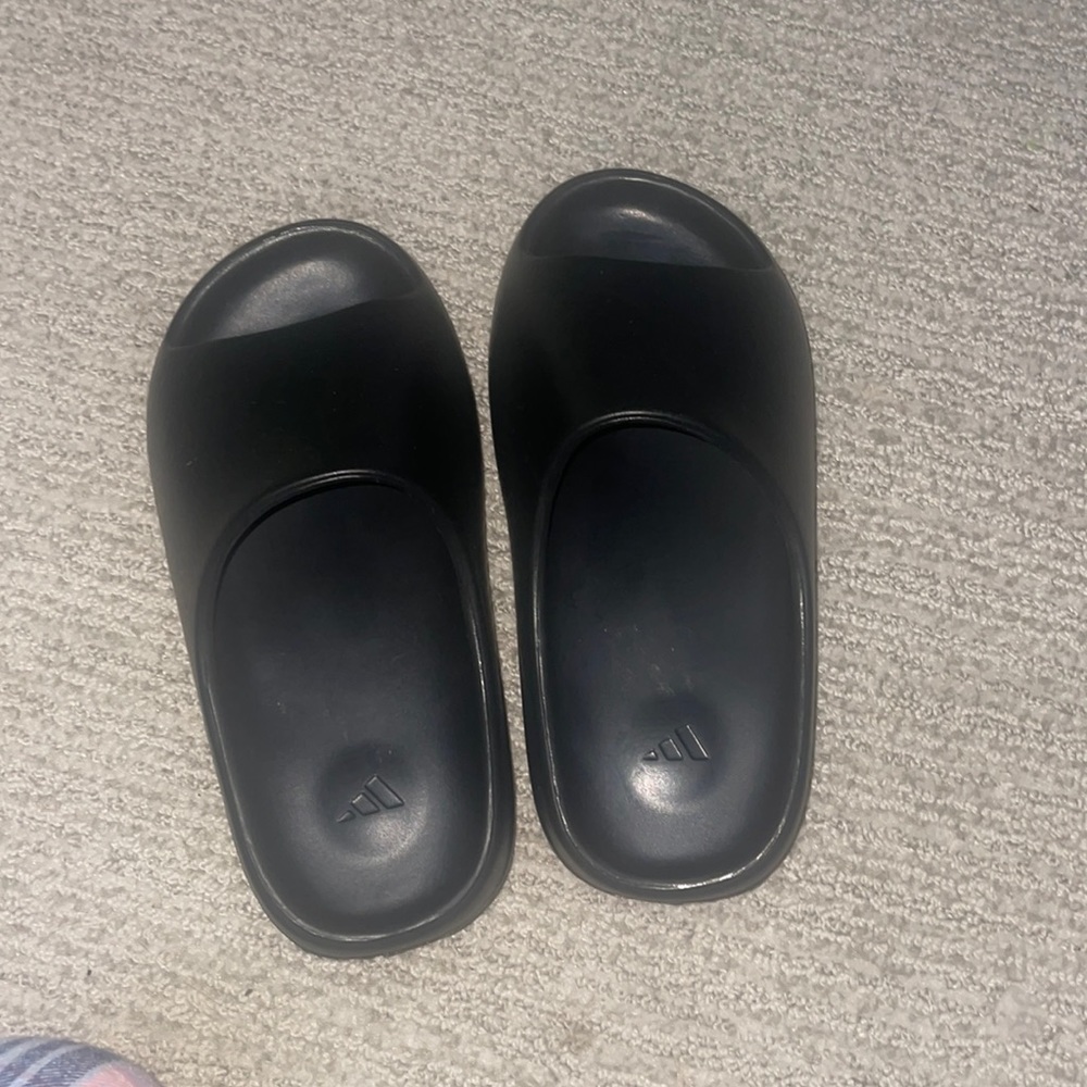 womens size 5 yeezy slides